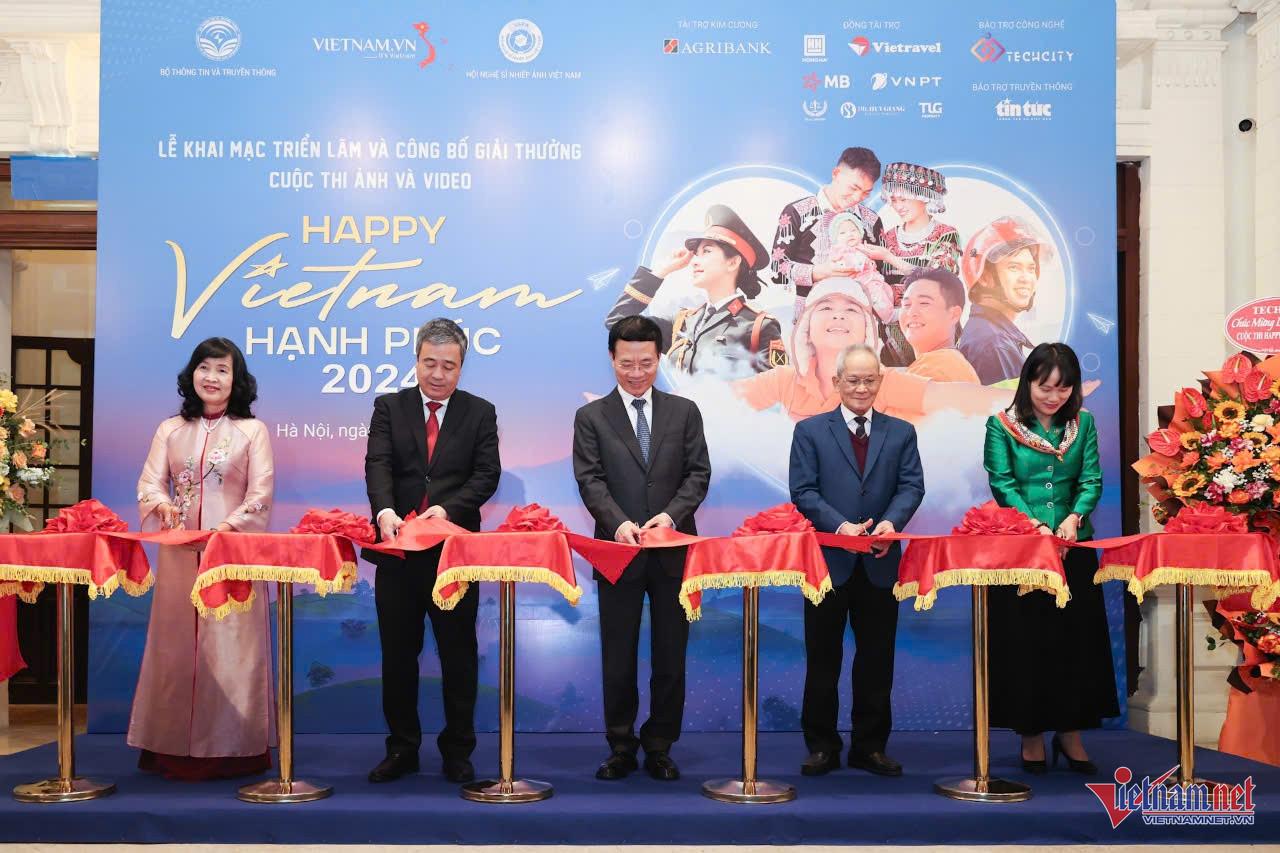 Gái xinh Việt Nam khoe hàng - Xu hướng mới hay vấn đề nhức nhối trong cộng đồng mạng?