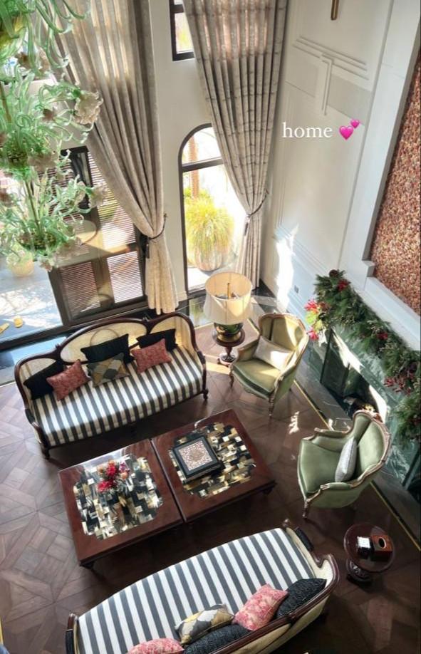 Góc căn phòng khách sang trọng, hé lộ một phần không gian biệt thự của bố mẹ Chao.