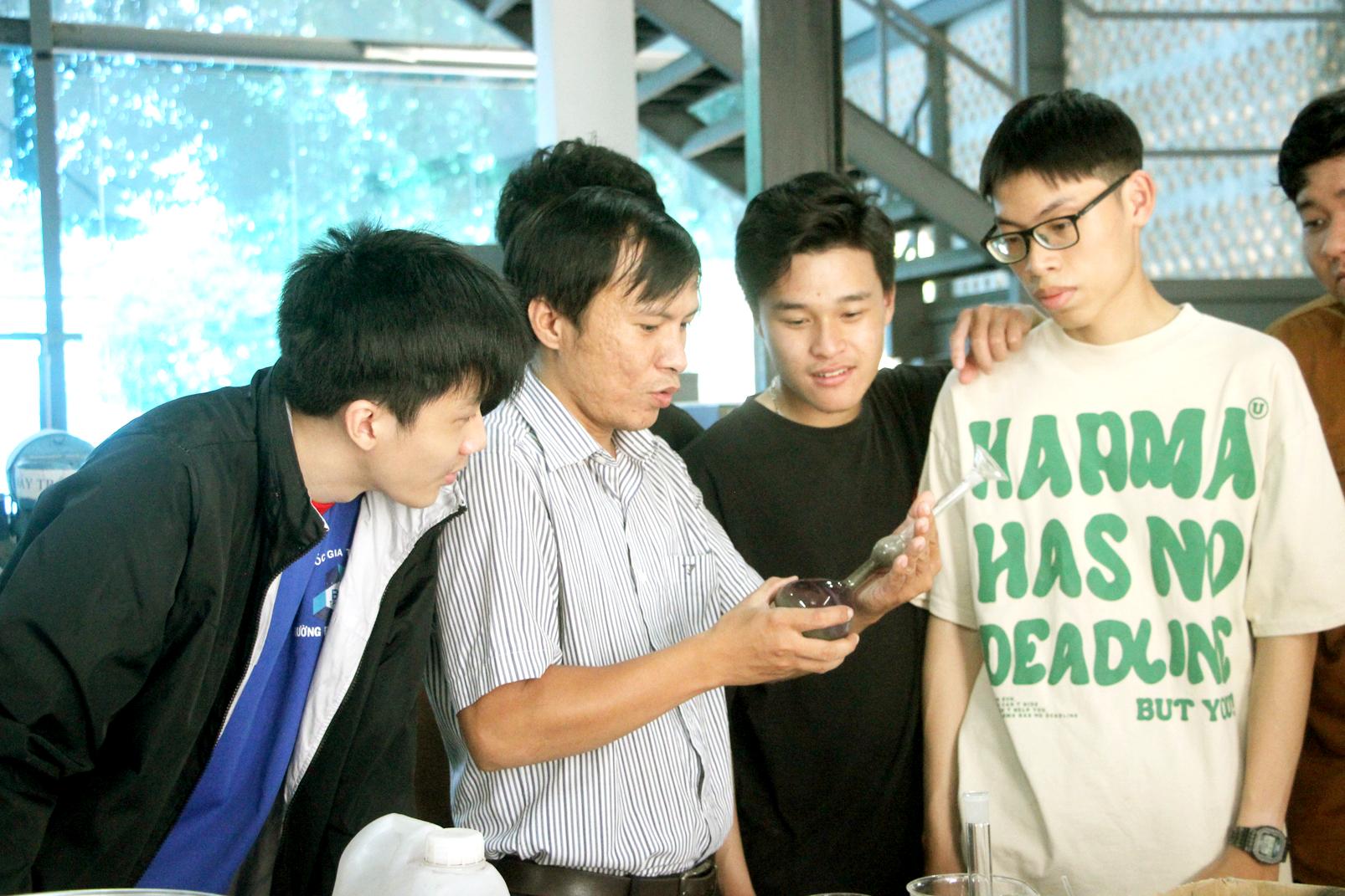 Giảng viên Trường đại học Bách khoa (Đại học Quốc gia TPHCM) hướng dẫn sinh viên trong tiết thực hành