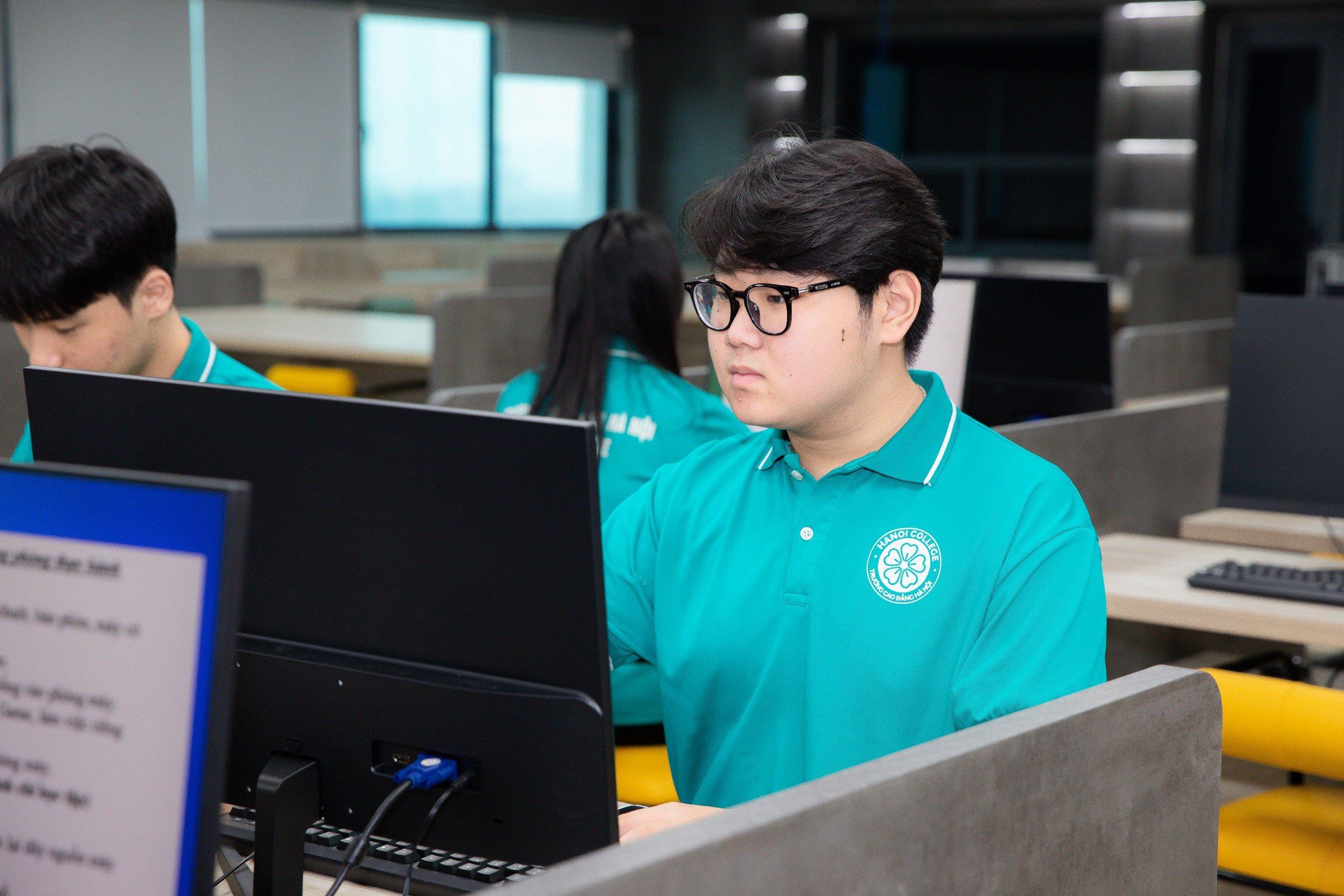 Ngành học nào 2k7 nên lựa chọn để không lo thất nghiệp trong 5-10 năm tới?