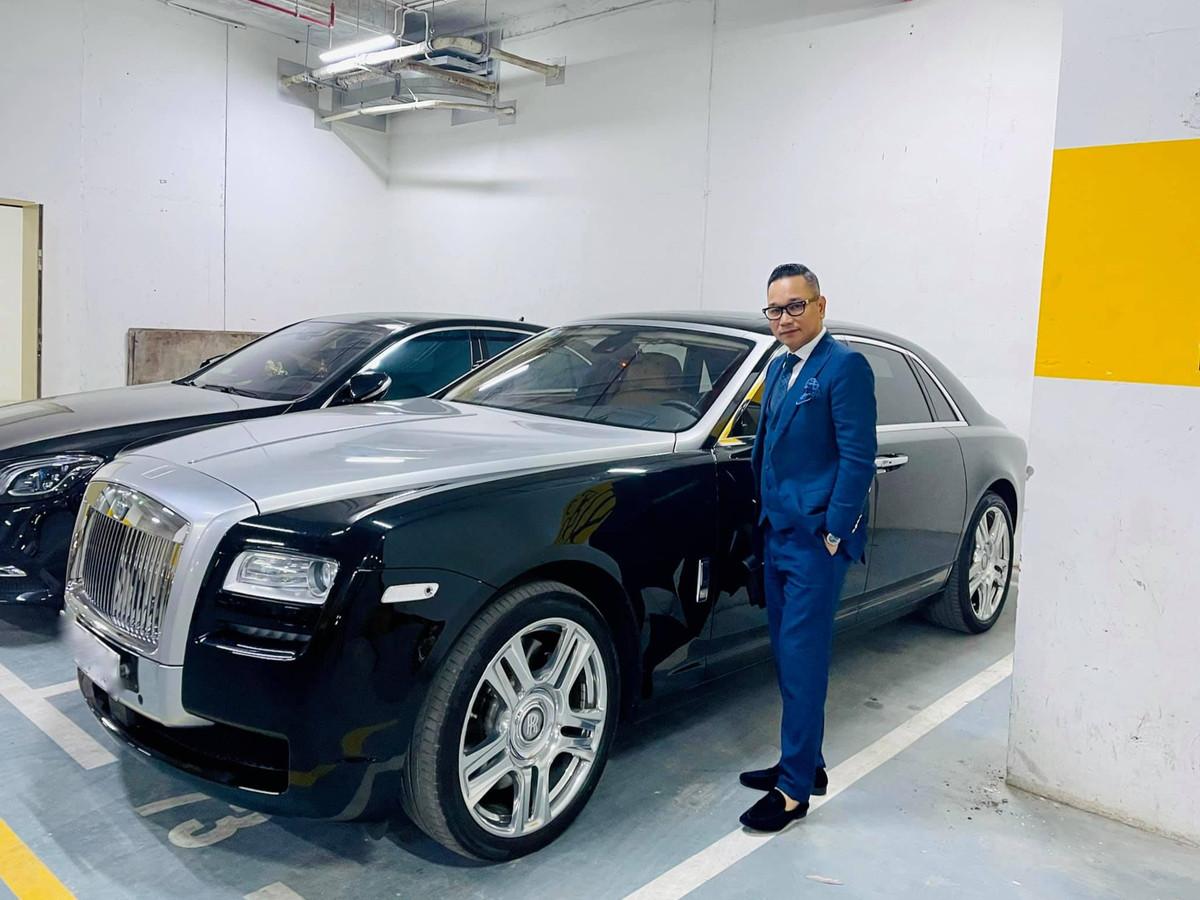 Doanh nhân Chương Tailor được nhiều người biết đến khi sở hữu ô tô Rolls-Royce đắt tiền.