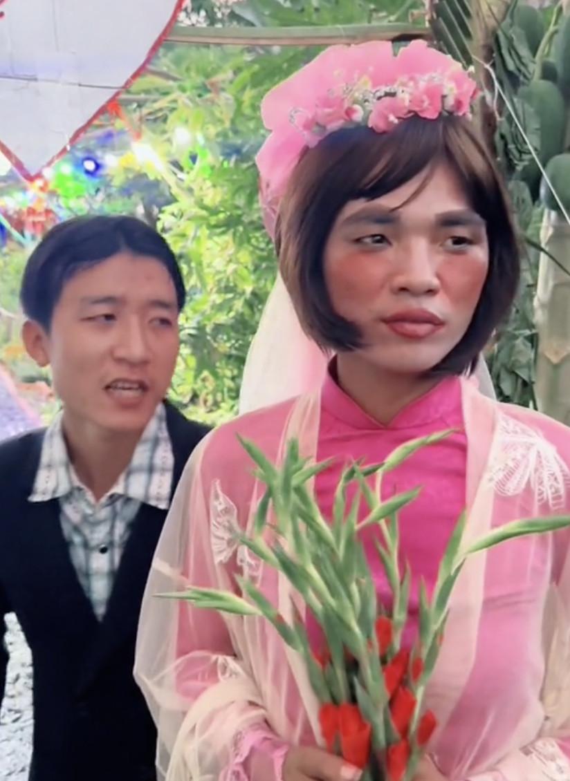 Thuý Liễu - vợ của Tủn Cùi Bắp trong trang phục đặc trưng miền Tây