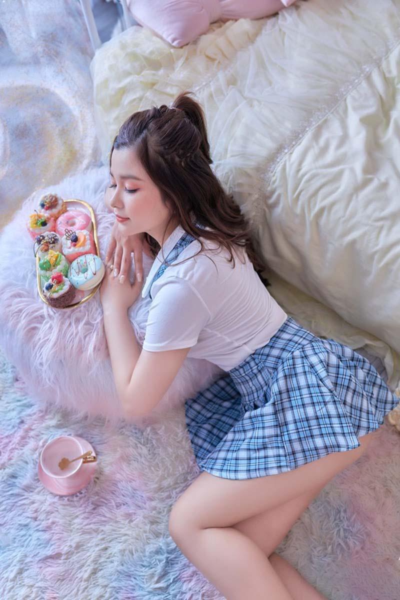 Hình gái đẹp mặc váy ngắn trên giường