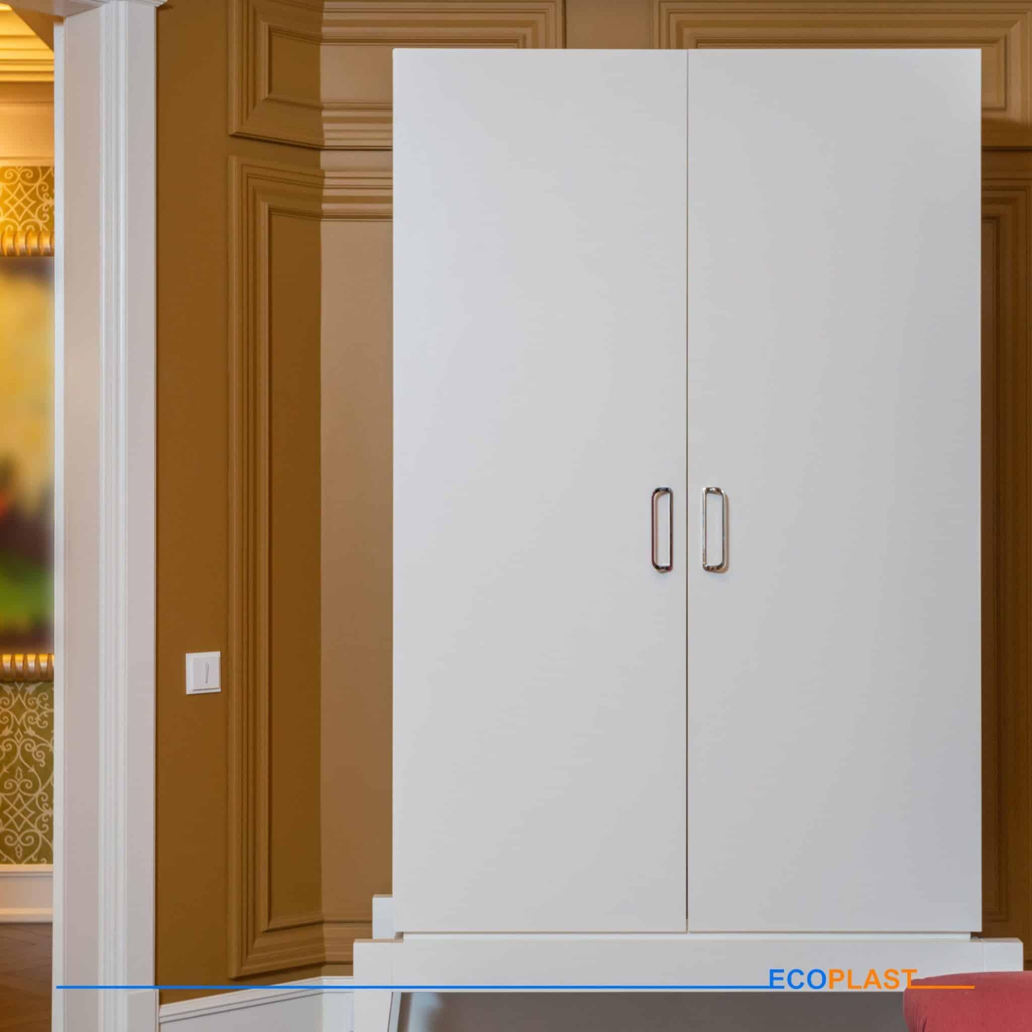 tu quan ao nhua vua scaled