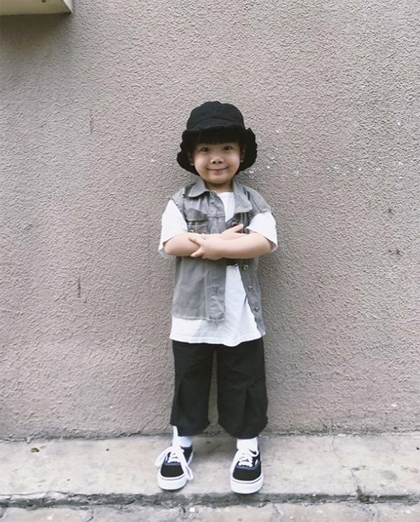 Nói chẳng ngoa, các cô chú cũng phải xách dép chạy theo phong cách của 5 nhóc tì này - 1