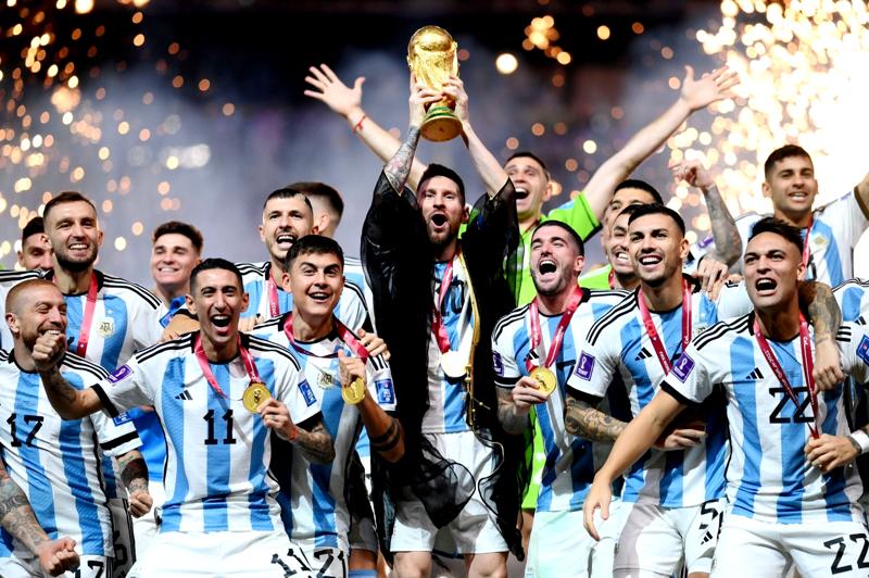 Messi cùng đội tuyển Argentina khi vô địch World Cup 2022 - Nguồn: Internet