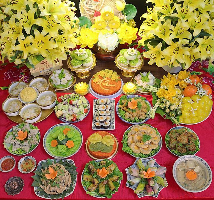 Sau khi bày biện mâm cỗ và thắp hương, gia chủ đọc bài văn khấn Thanh minh tại nhà.