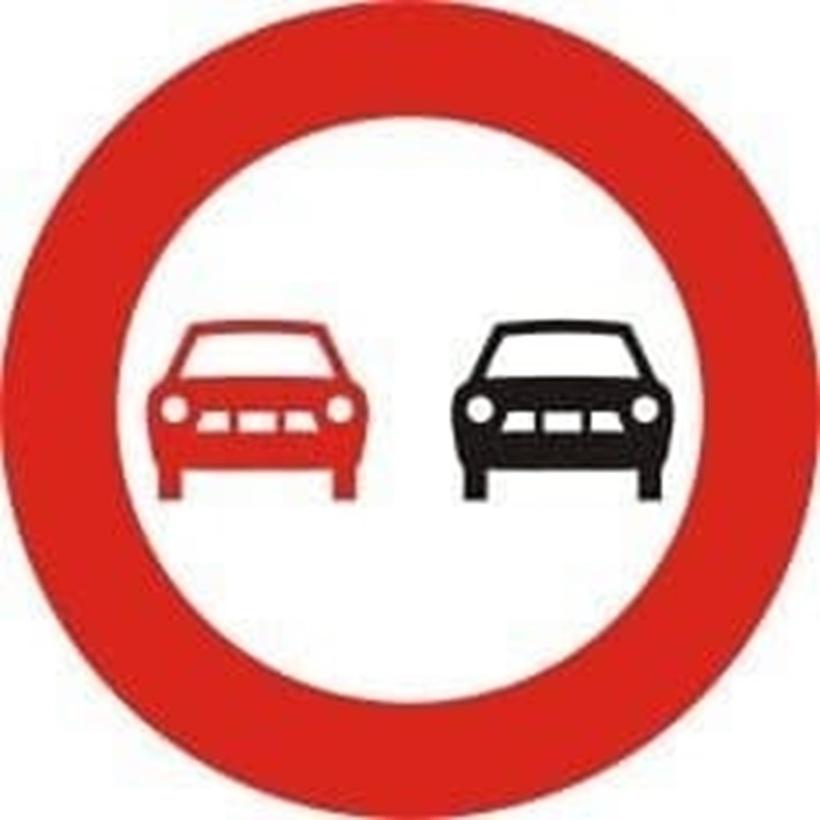 Biển báo P.125 có đặc điểm nhận diện là viền đỏ, nền trắng, và hình vẽ hai chiếc ô tô con đặt cạnh nhau (1 chiếc màu đen và 1 chiếc màu đỏ).