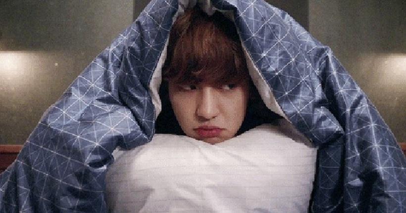 Có nên chùm chăn kín đầu khi ngủ?