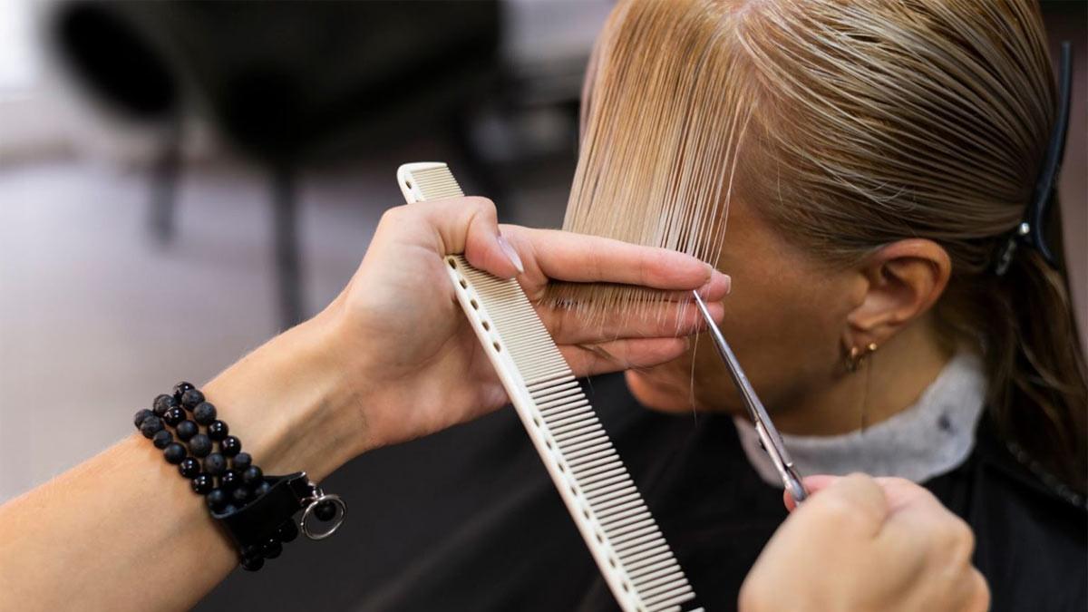 Người đeo băng tang trắng, minh họa quan niệm kiêng cắt tóc khi có tang