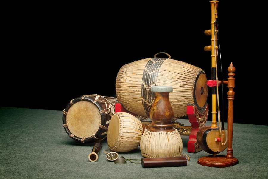 Trang trí sân khấu bằng những vật liệu có sẵn trong lớp học không cố định