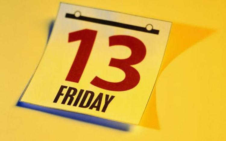 Chú mèo đen đi ngang qua trước mặt bạn sẽ mang đến nhiều điềm xui xẻo cho gia đình bạn.