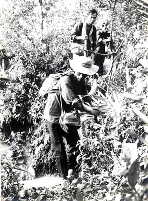 Các cán bộ, chiến sĩ Đoàn 559 trinh sát vạch tuyến mở đường Trường Sơn, năm 1960.