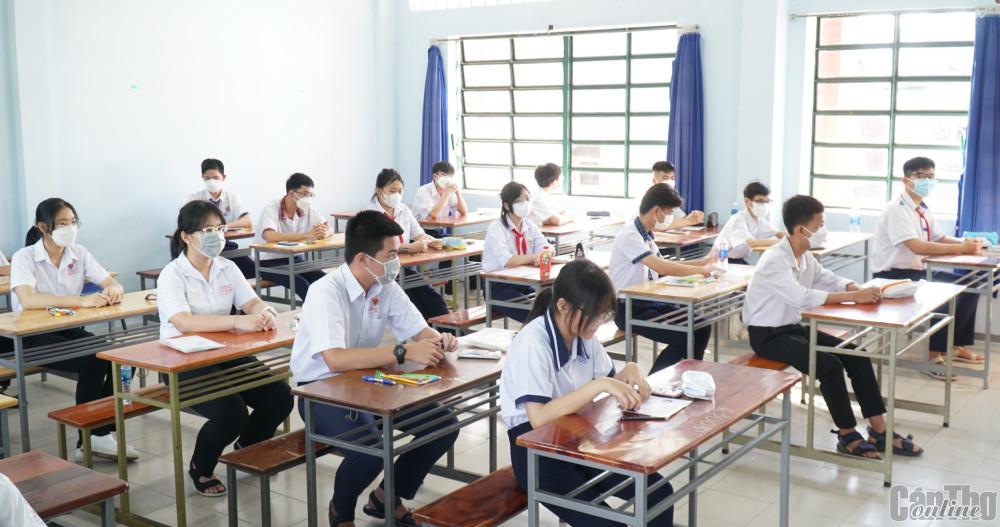 TS trước giờ thi tại Hội đồng coi thi Trường THPT Thực hành Sư phạm, Trường Đại học Cần Thơ. Ảnh: B.Ngọc