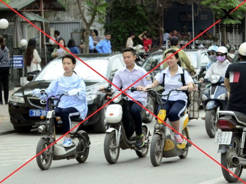 Không đội mũ bảo hiểm khi đi xe điện