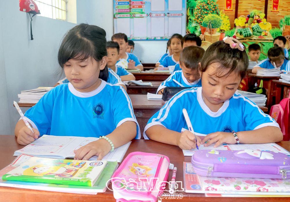 Học sinh Trường Tiểu học Hàng Vịnh tích cực hưởng ứng phong trào viết nhật ký làm theo lời Bác.