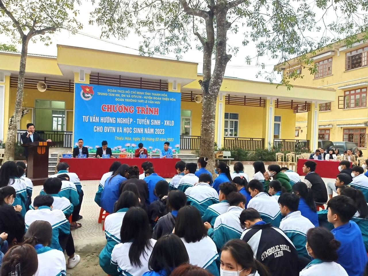 Đảng bộ Trường THPT Lê Văn Hưu kết nạp đảng viên mới là học sinh