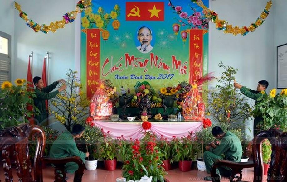 Trang trí bàn thờ tết trong quân đội đẹp và ý nghĩa > Bàn thờ Tết trong quân đội có gì khác biệt với bên ngoà