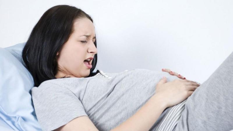 Tại sao em bé gò trong bụng mẹ? Nguyên nhân và cách xử lý - 1