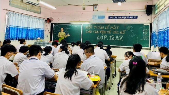 Phụ huynh Trường THPT Trần Hữu Trang đề xuất lắp camera ở góc trên bảng phấn của giáo viên. (Ảnh minh họa)