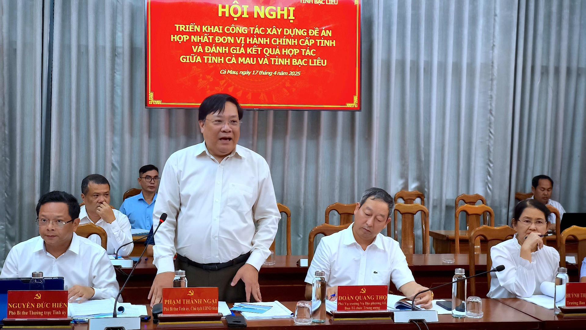 Chủ tịch Ủy ban nhân dân tỉnh Cà Mau Phạm Thành Ngại (đứng) trình bày đề án sắp xếp đơn vị hành chính cấp xã tại Cà Mau.