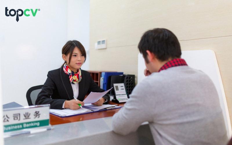 Giao dịch viên thực hiện các hoạt động hỗ trợ khách hàng trực tiếp tại quầy