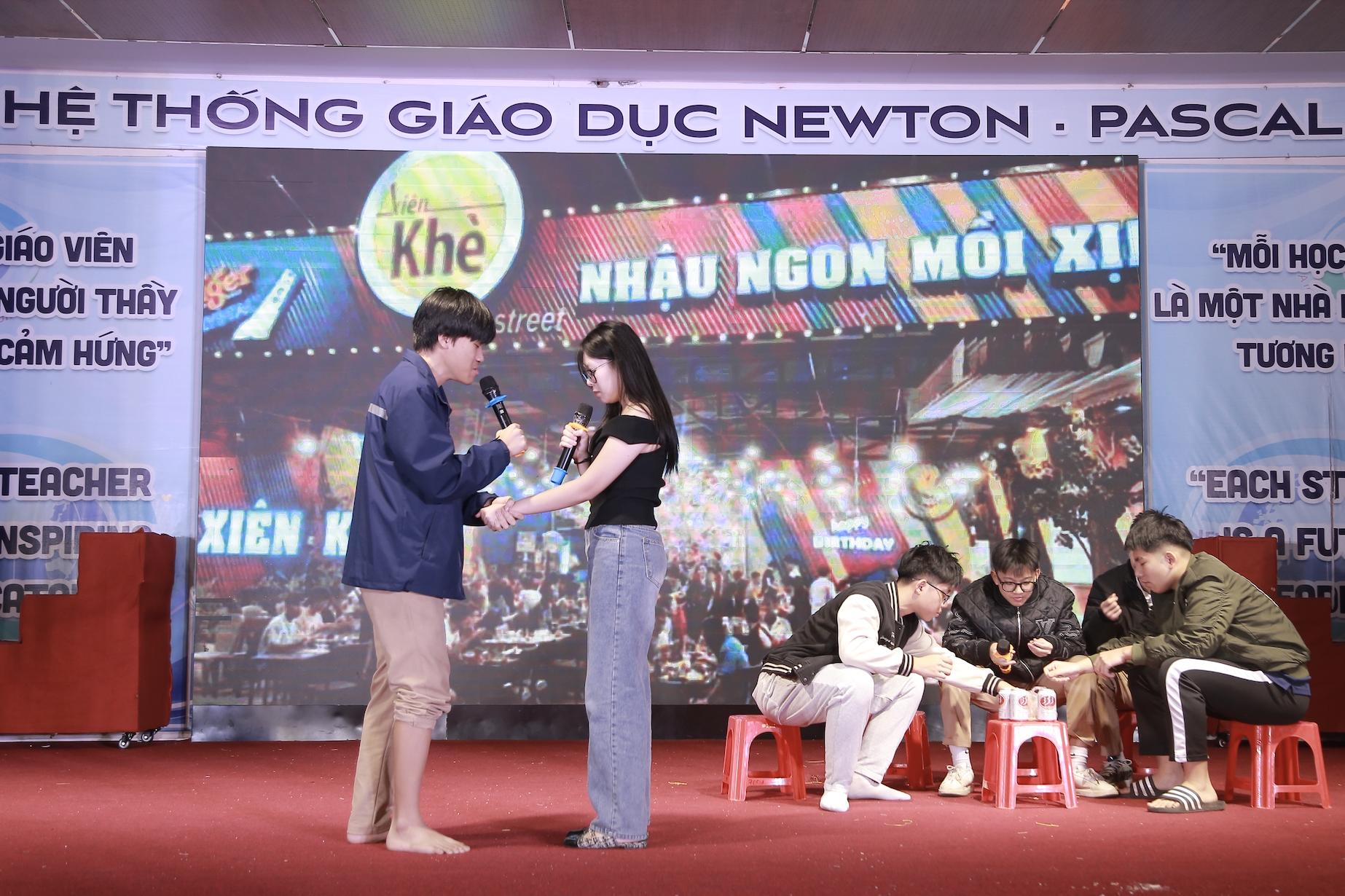 Tác phẩm "Cải ơi" được học sinh thể hiện trên sân khấu.