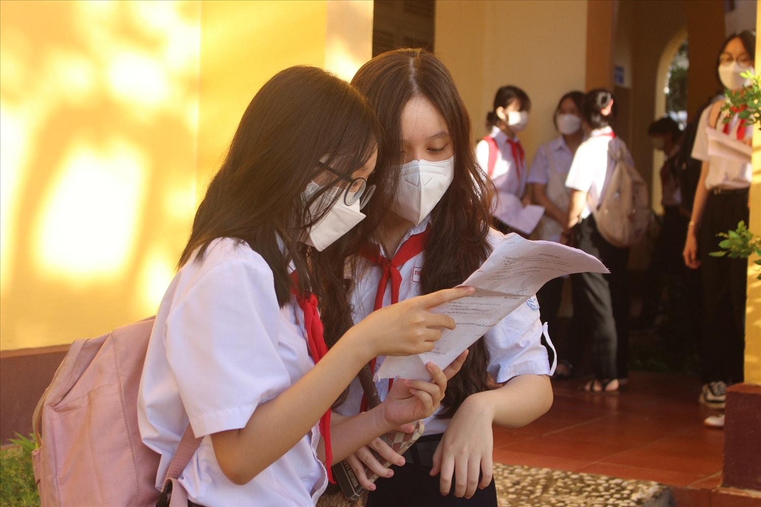 Thí sinh ôn lại bài trước khi bước vào kì thi