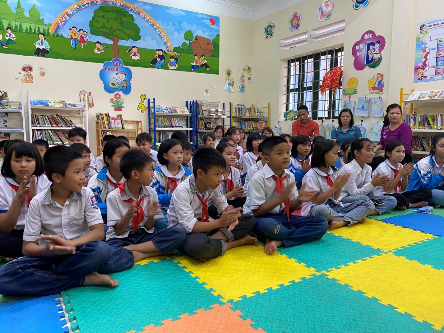 Học sinh chăm chú lắng nghe và dự đoán nội dung câu chuyện