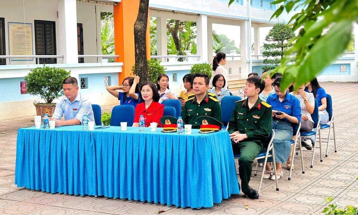 Ban Giám hiệu nhà trường cùng thầy cô dự giờ chào cờ thứ hai hằng tuần. Ảnh: Nguyễn Trường.