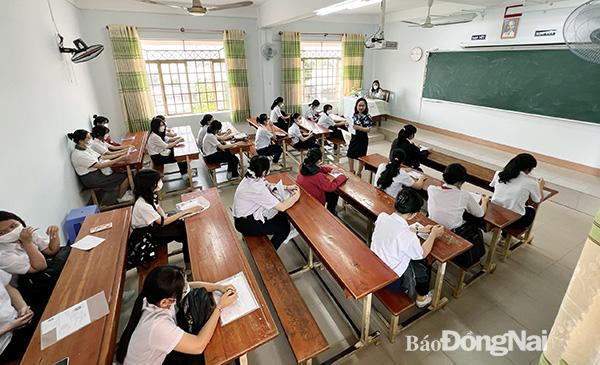 Giám thị phổ biến quy chế thi tuyển sinh lớp 10 cho thí sinh