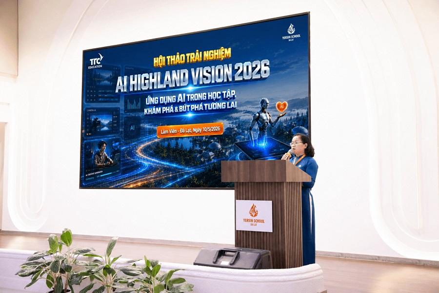 Bà Lê Thị Hồng Vân, Bí thư chi bộ, Hiệu trưởng Trường Tiểu học, THCS & THPT Yersin Đà Lạt phát biểu khai mạc hội thảo