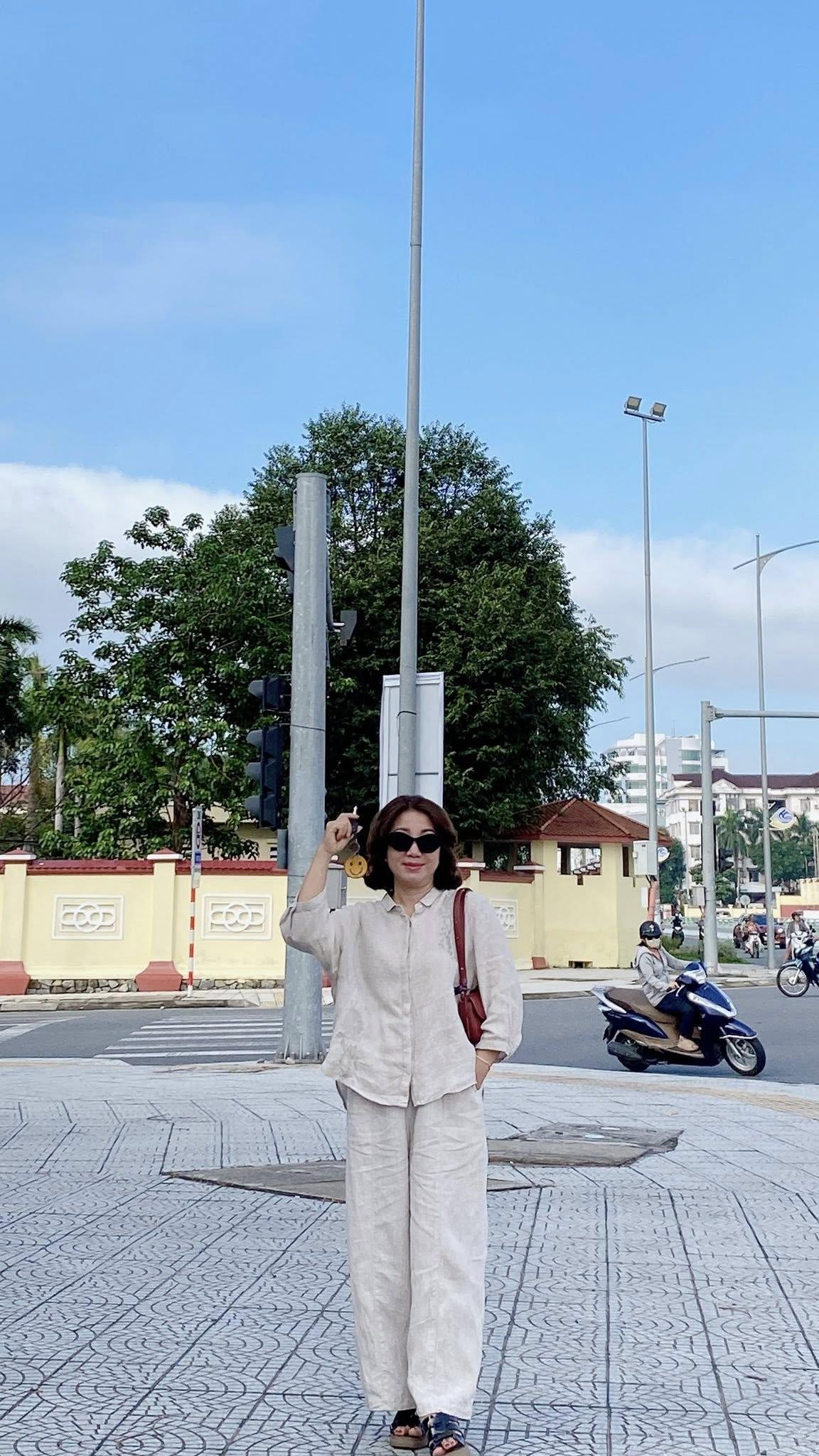 Túi Bồng Bông phù hợp với những trang phục đơn sắc casual