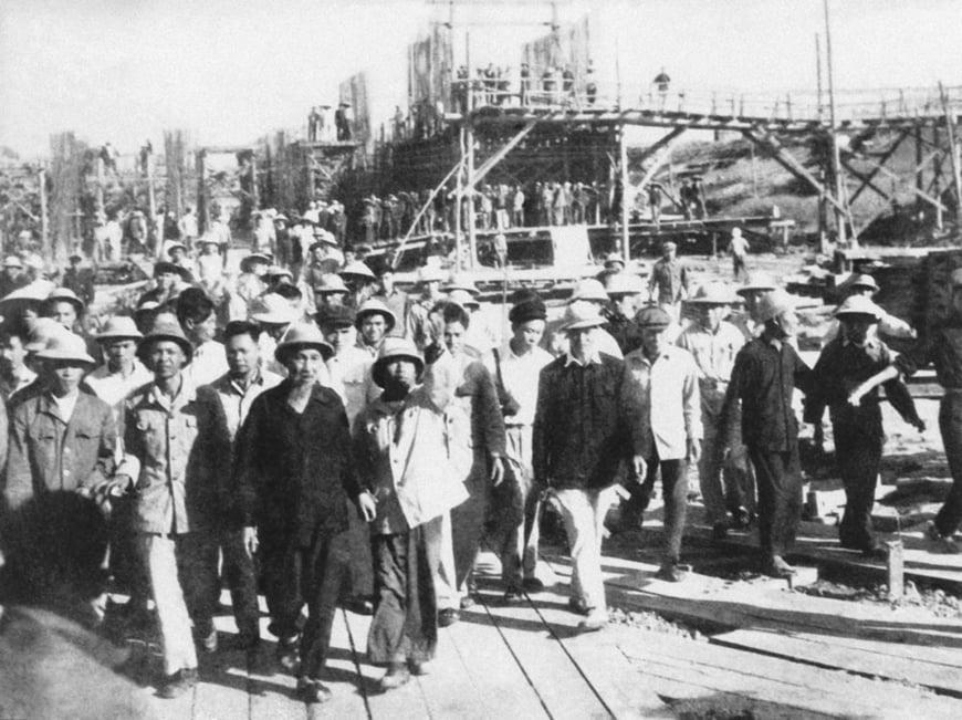 Chủ tịch Hồ Chí Minh thăm công trường đại thủy nông Bắc Hưng Hải ngày (25/12/1958). Ảnh: hochiminh.vn