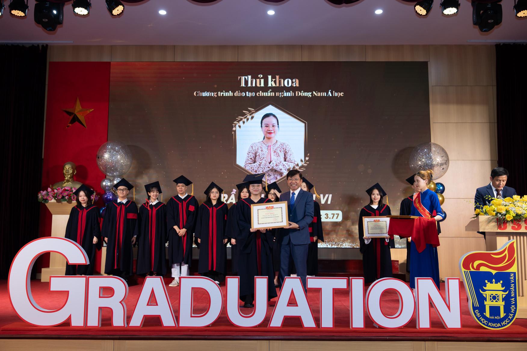 Trần Thị Khánh Vi nhận giấy khen dành cho thủ khoa tốt nghiệp ngành Đông Nam Á học tại lễ tốt nghiệp hồi tháng 8/2023.