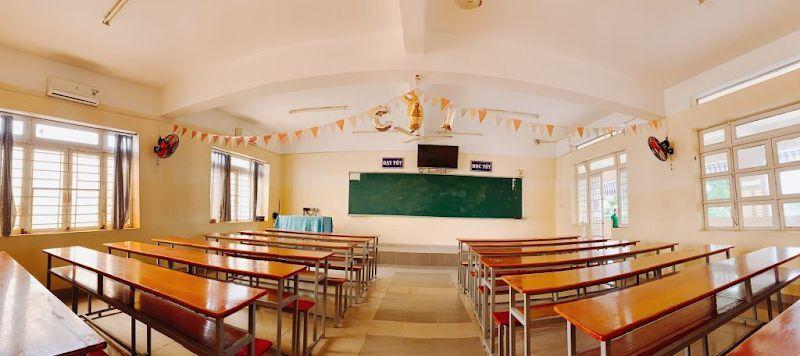Các phòng học rất mới, đầy đủ thiết bị dạy và học