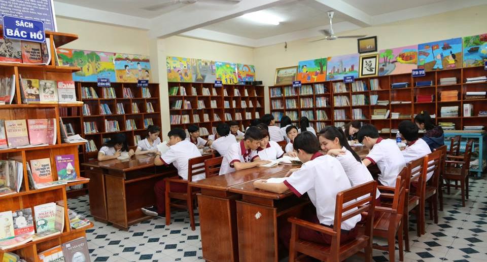 Giờ đọc sách trong thư viện - khoảnh khắc bình yên của học sinh giữa nhịp học tập sôi nổi.
