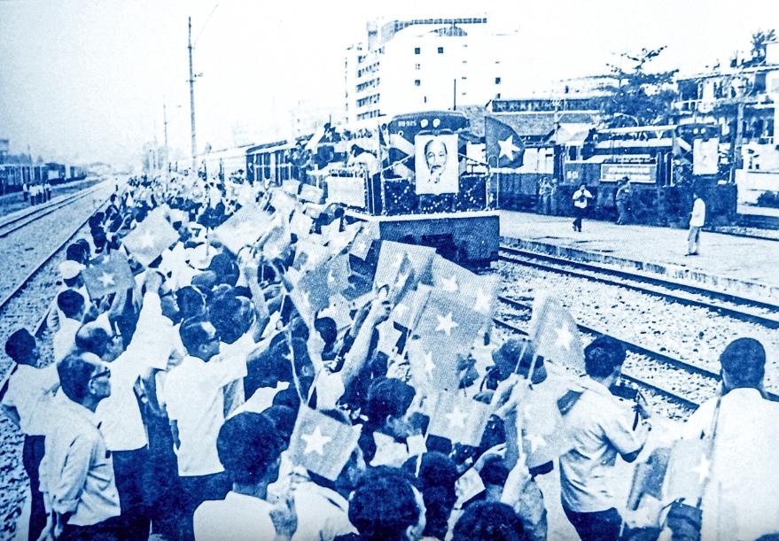 Người dân chào đón chuyến tàu Thống Nhất đầu tiên từ TP. Hồ Chí Minh ra Hà Nội ngày 4/1/1977. Ảnh tư liệu: BGT.