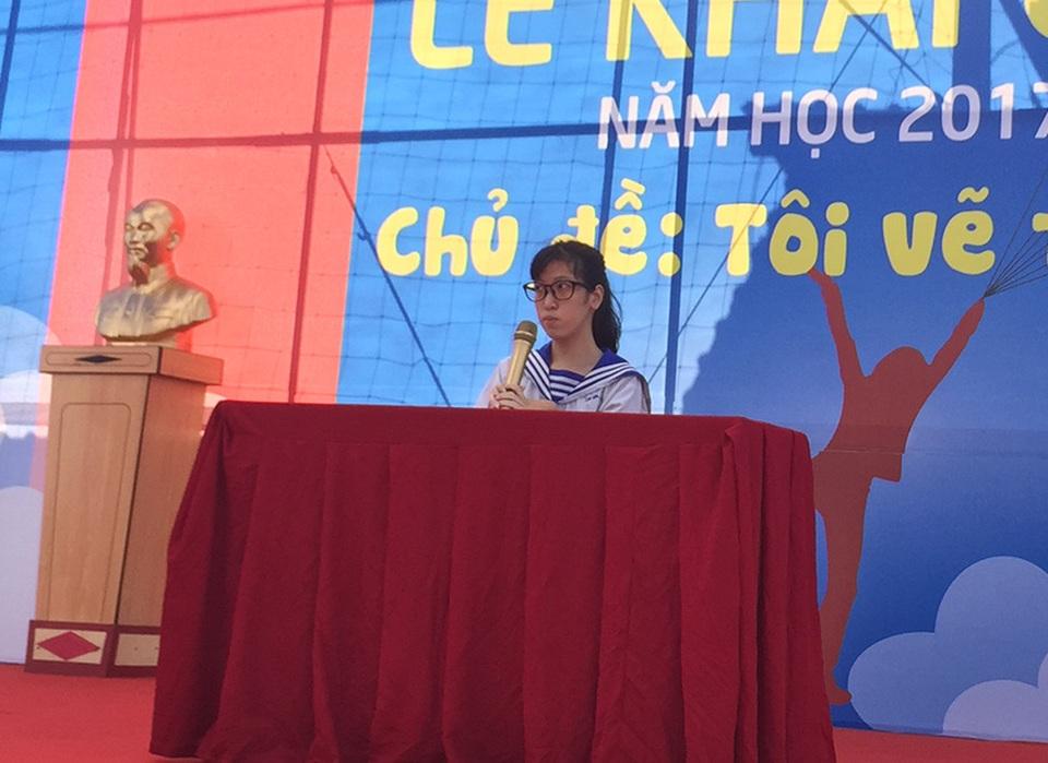 Nữ sinh Nguyễn Du Hải Âu, học lớp 12A6 như một diễn giả chia sẻ về ước mơ của mình trong lễ khai giảng của trường THPT Nhân Việt